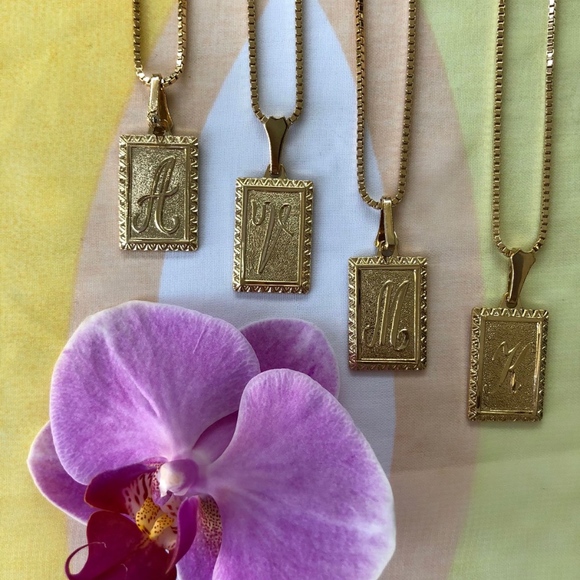 New Vanessa Mooney gold London initial necklace - Picture 4 of 4